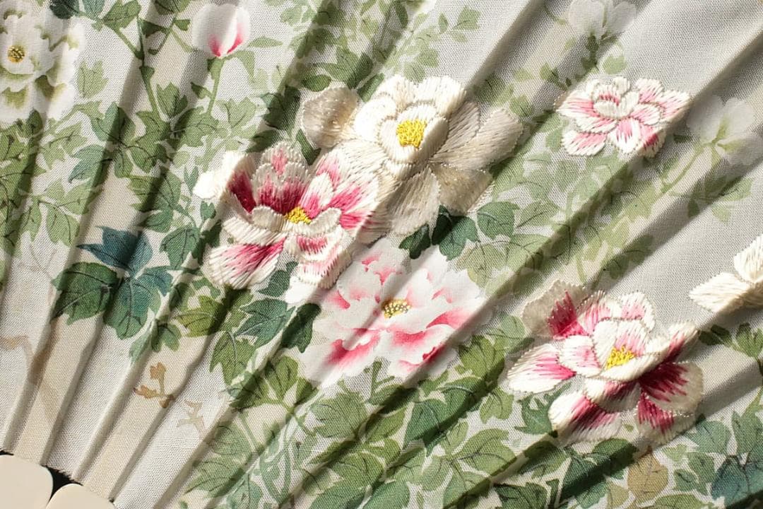 【文】　★ 文房 繍絵花卉紋牙骨絹面折扇 ★　清朝期　牡丹 刺繍文様　清供雅玩