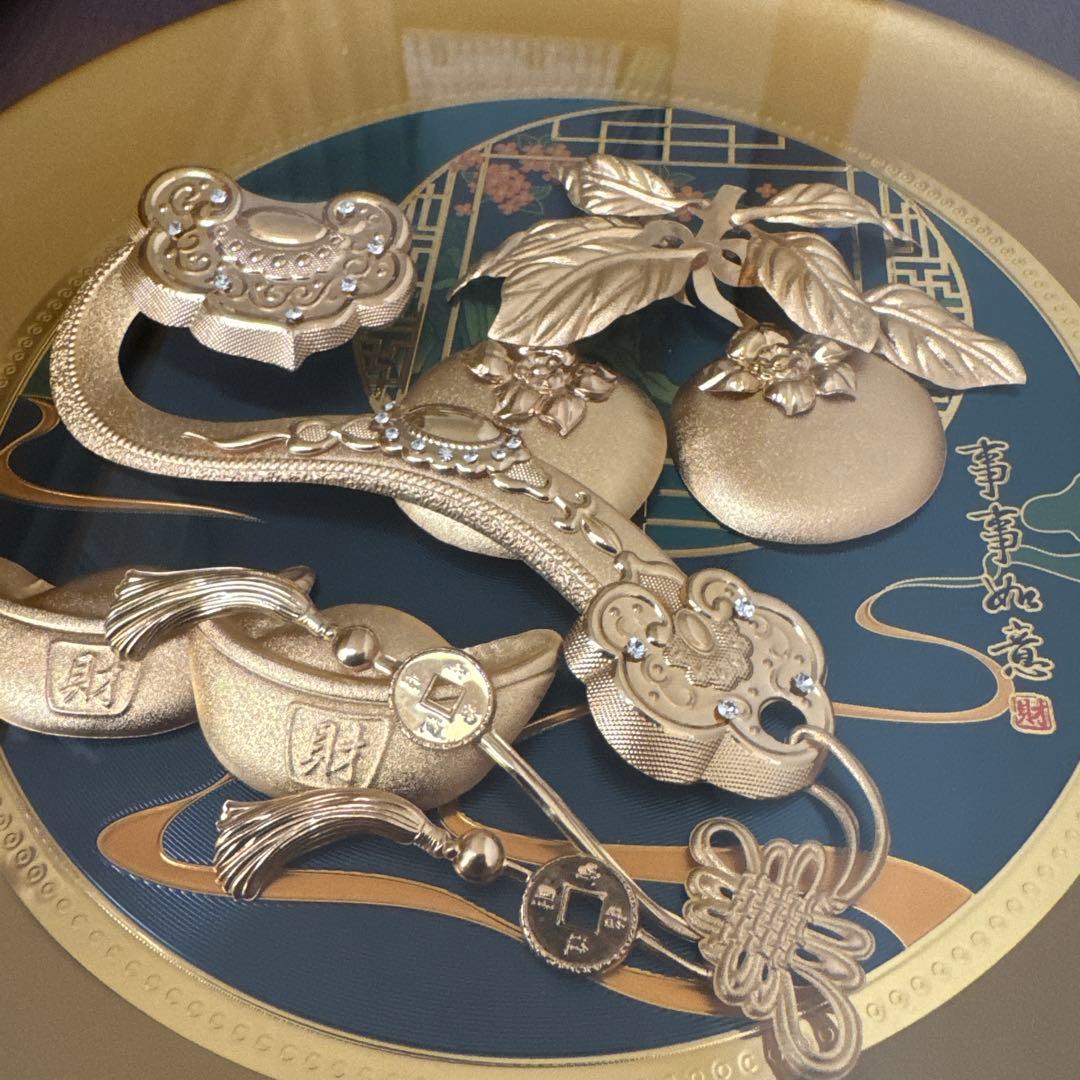 金色装飾の伝統的プレート