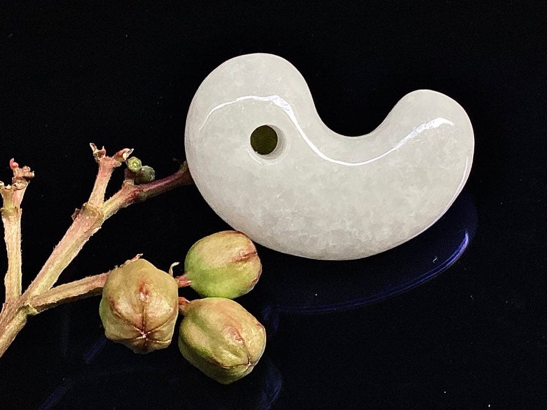 ✳40万円以上の勾玉‼️糸魚川翡翠*本物硬玉　お守りにアイスジェイド氷紋様　鑑別書