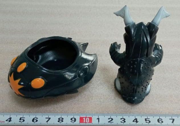 【入手困難/廃版】✡️怪獣レーサーズゼットン＆UFO(黒成型/白オレンジ塗装