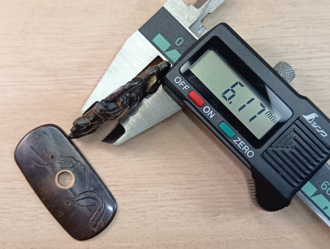 煙草入れ／雷神前金具／在銘あり