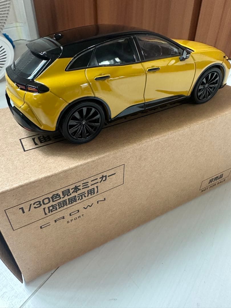 神鷹丸 トヨタクラウンスポーツ カラーサンプル　ブラック×マスタード