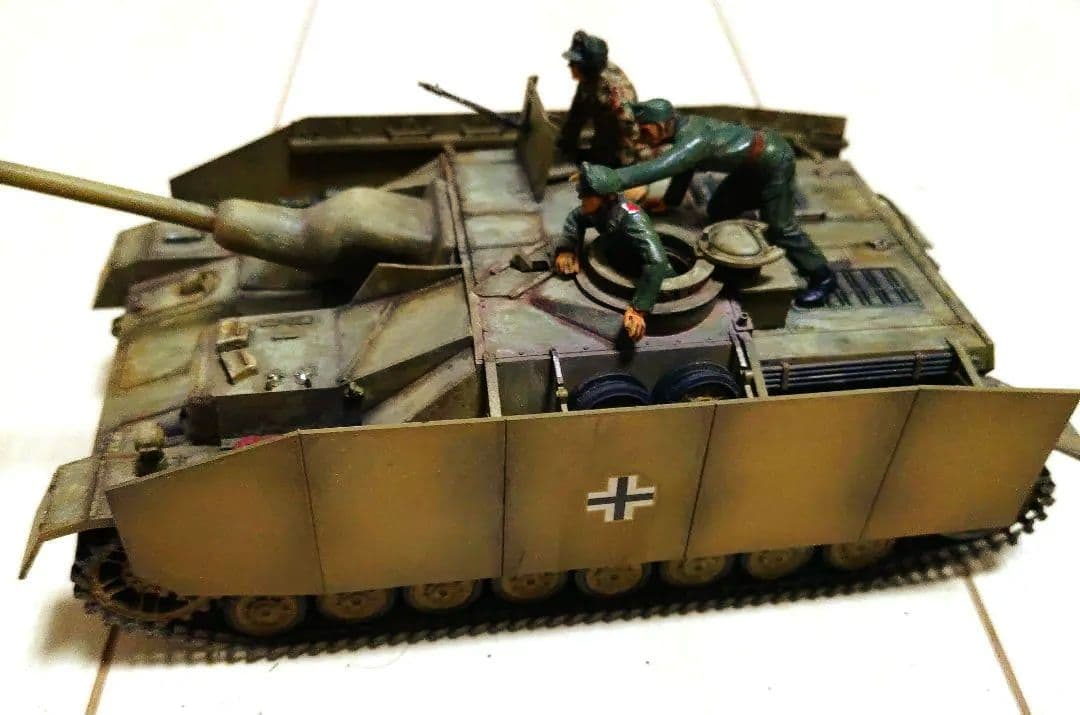 【塗装完成品】タミヤ　1/34　ドイツ四号突撃砲　戦車兵3名付き