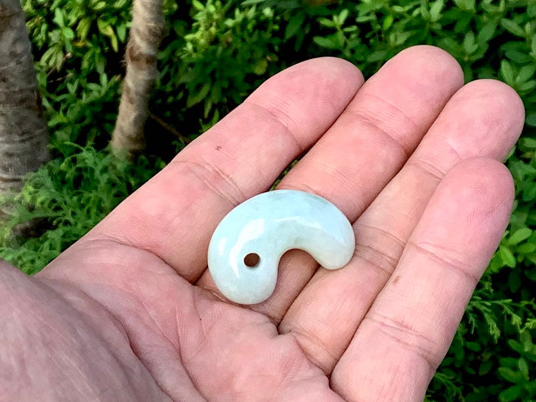 ✳間違いなく15万円以上の品‼️ 糸魚川翡翠氷種勾玉　本物の一生物　鑑定鑑別書付‼️