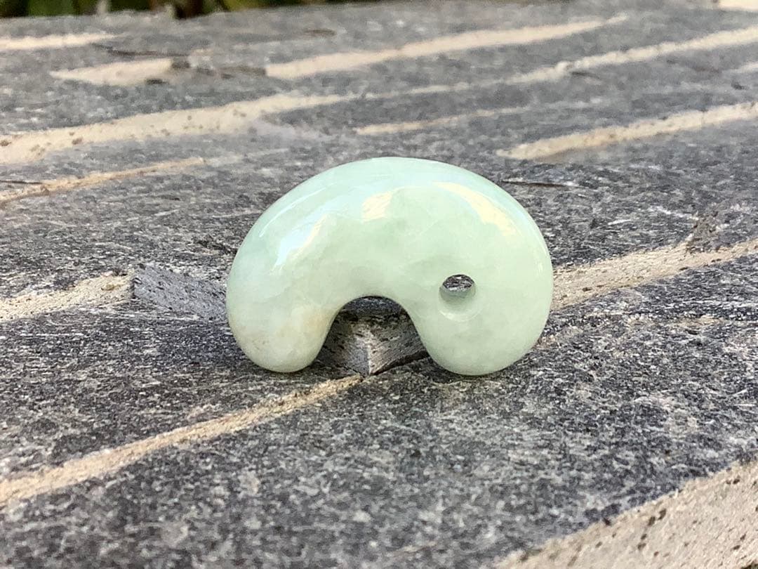 ✳間違いなく15万円以上の品‼️ 糸魚川翡翠氷種勾玉　本物の一生物　鑑定鑑別書付‼️