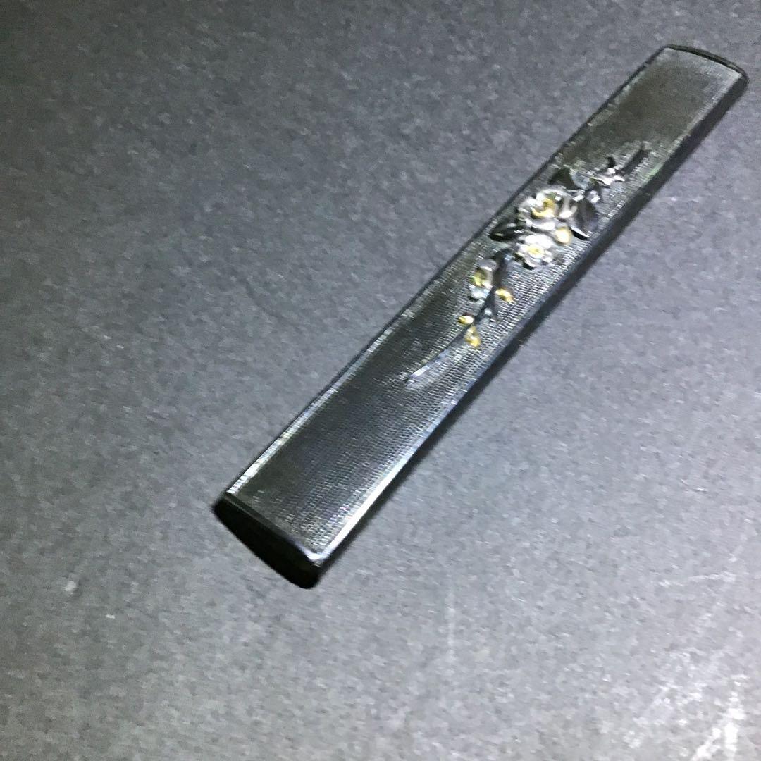 小柄　色絵高彫象嵌　「梅枝絵」　後藤光久在銘　名品