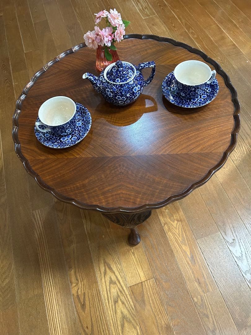 イギリス　アンティーク　コーヒーテーブル　猫脚　フリルの丸テーブル