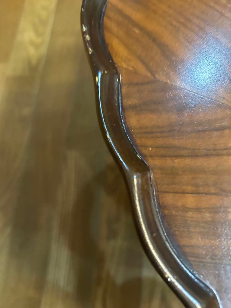 イギリス　アンティーク　コーヒーテーブル　猫脚　フリルの丸テーブル