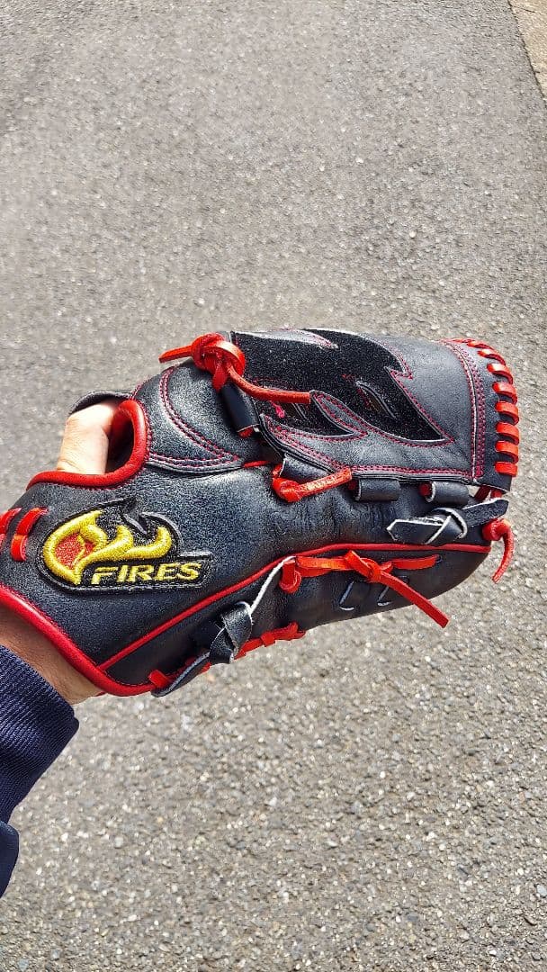 Fires 軟式グローブ 黒と赤　投手用　大人用