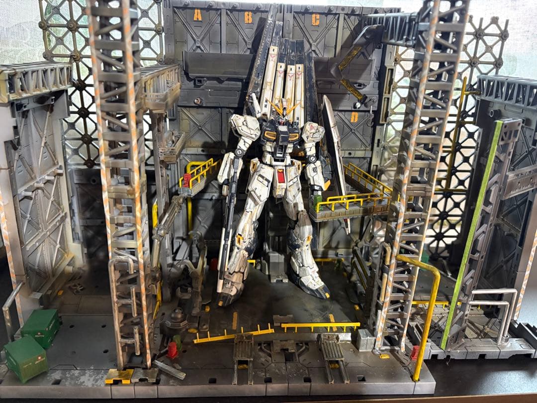 νガンダム 機体とディスプレイスタンド LED付き