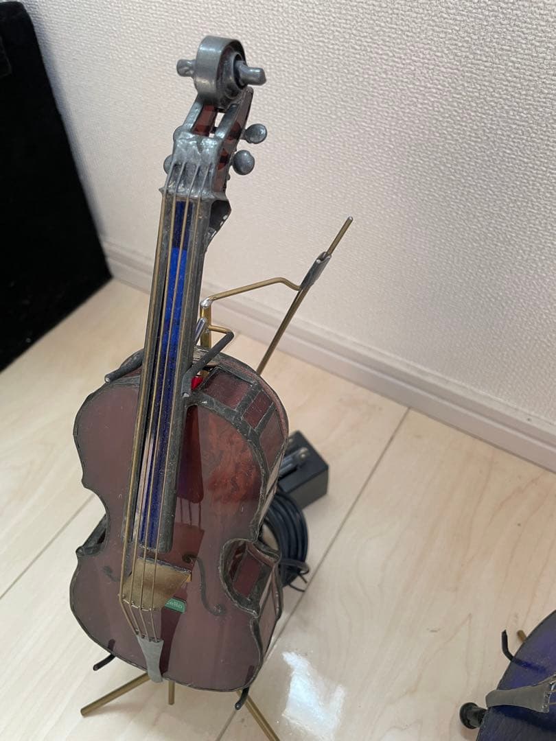 マホガニーのチェロ　ダークブルーのコントラバス　ステンドグラス