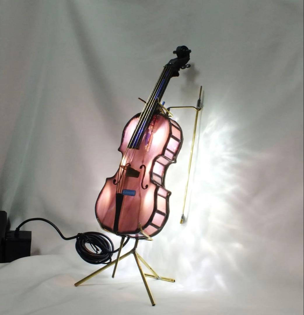 マホガニーのチェロ　ダークブルーのコントラバス　ステンドグラス