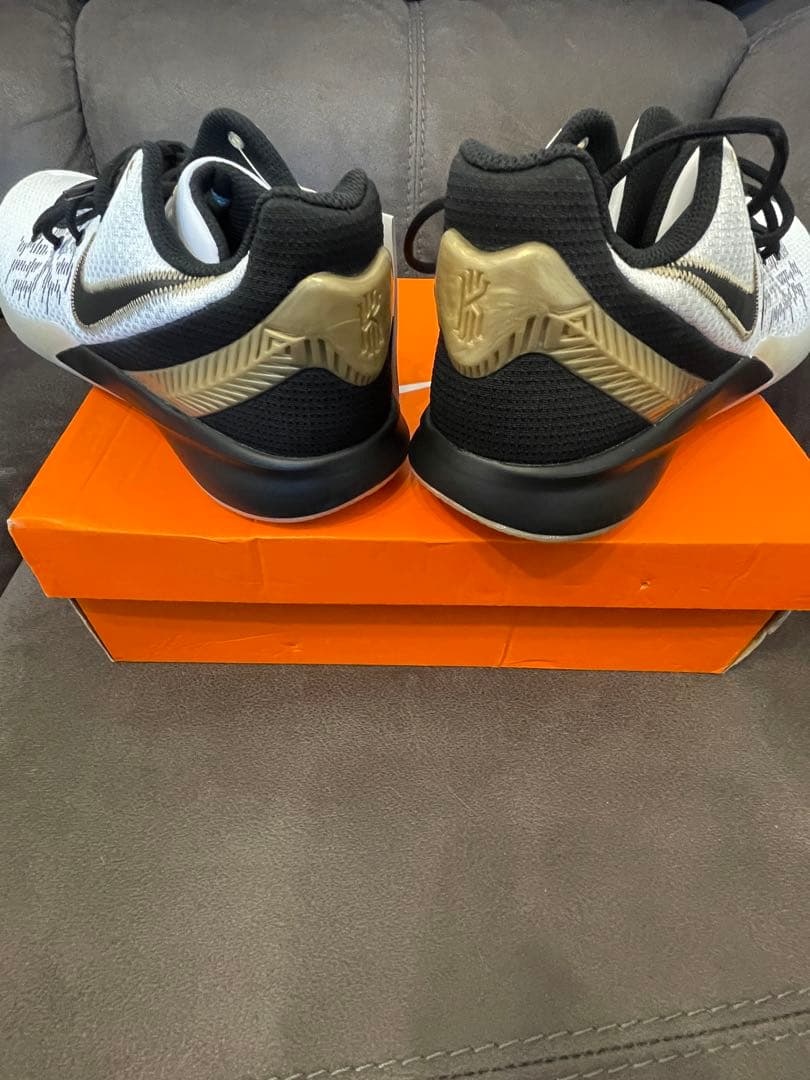 NIKE カイリー KYRIE FLYTRAP Ⅱ EP ホワイト／ブラック