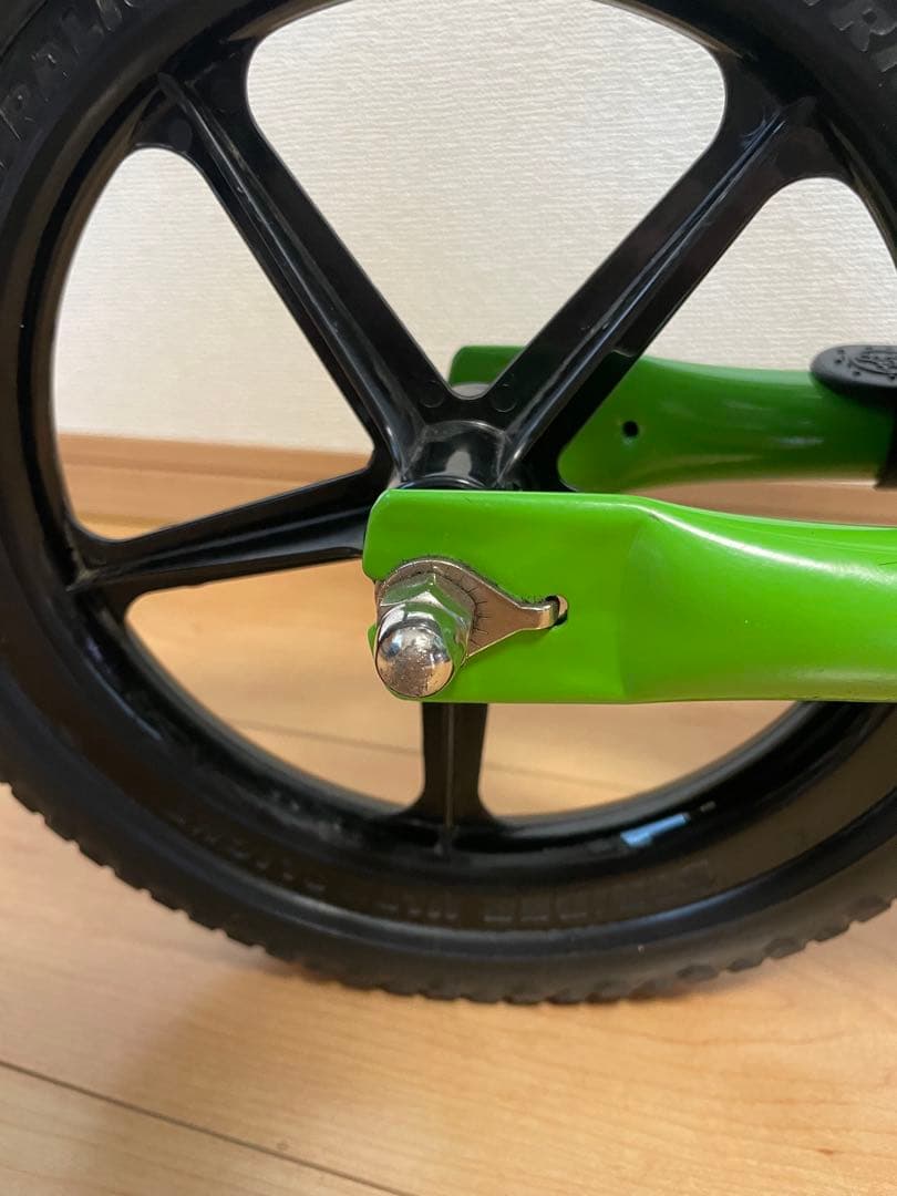 美品！STRIDERストライダー バランスバイク 緑 前カゴ付き　固定台付き