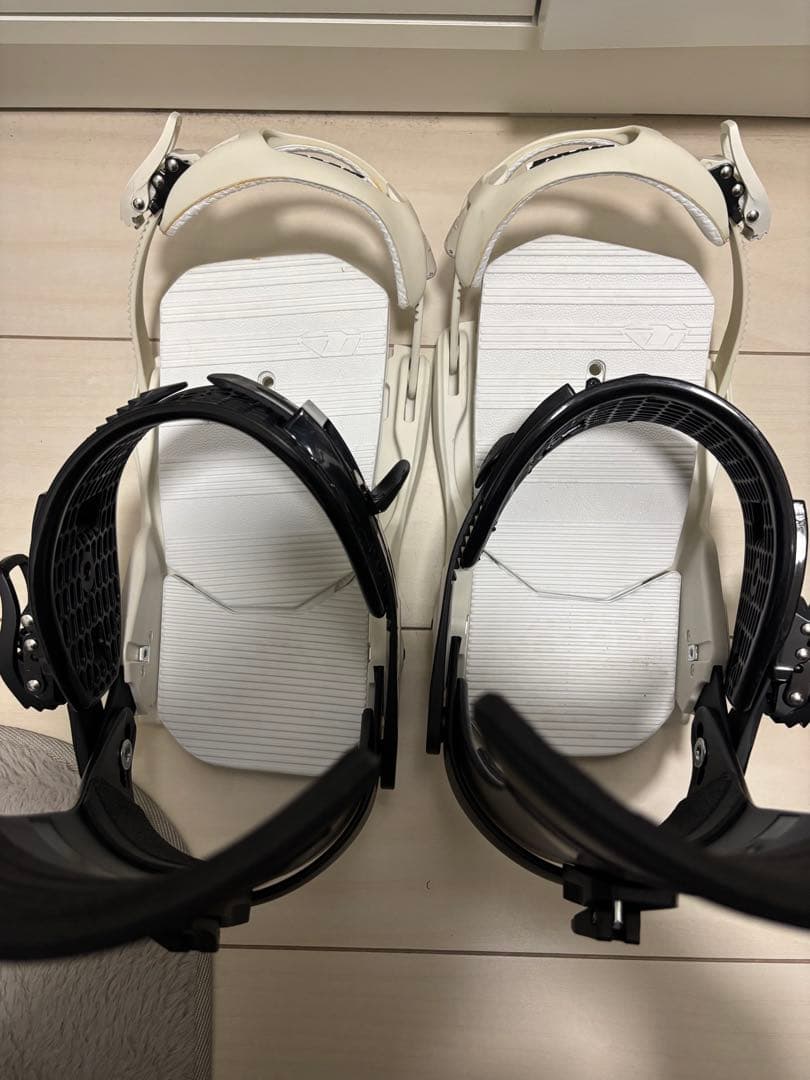 DRAKE FIFTY M スノーボードビンディング ホワイト/ブラック