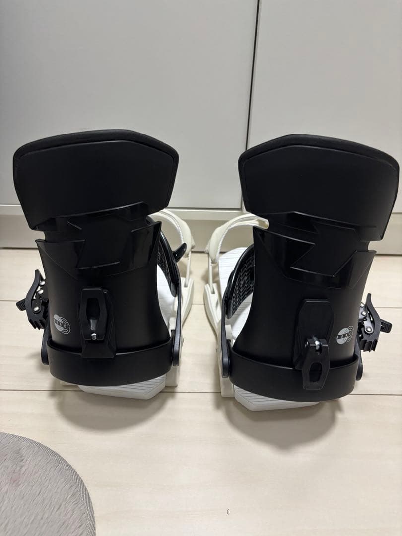 DRAKE FIFTY M スノーボードビンディング ホワイト/ブラック