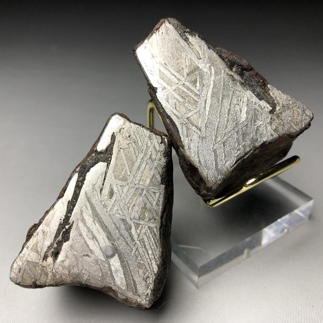 アルタイ隕石　隕石 全面カット 標本　鉄隕石　原石　重さ約427ｇ　立て付き