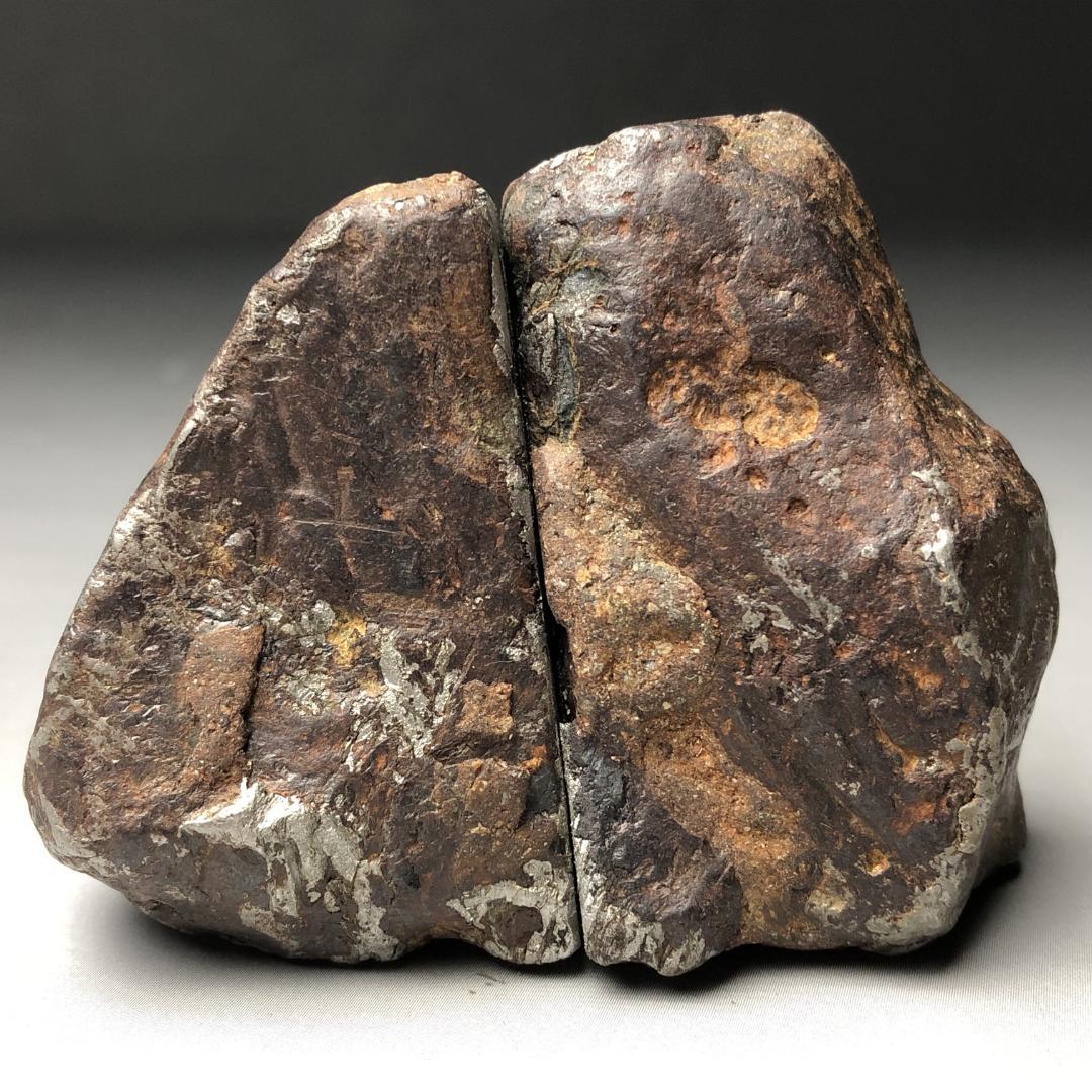 アルタイ隕石　隕石 全面カット 標本　鉄隕石　原石　重さ約427ｇ　立て付き