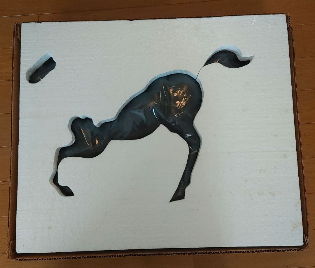 馬の金属製彫刻 走る姿勢