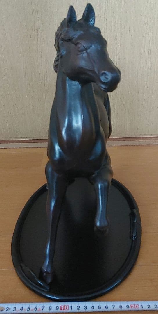 馬の金属製彫刻 走る姿勢