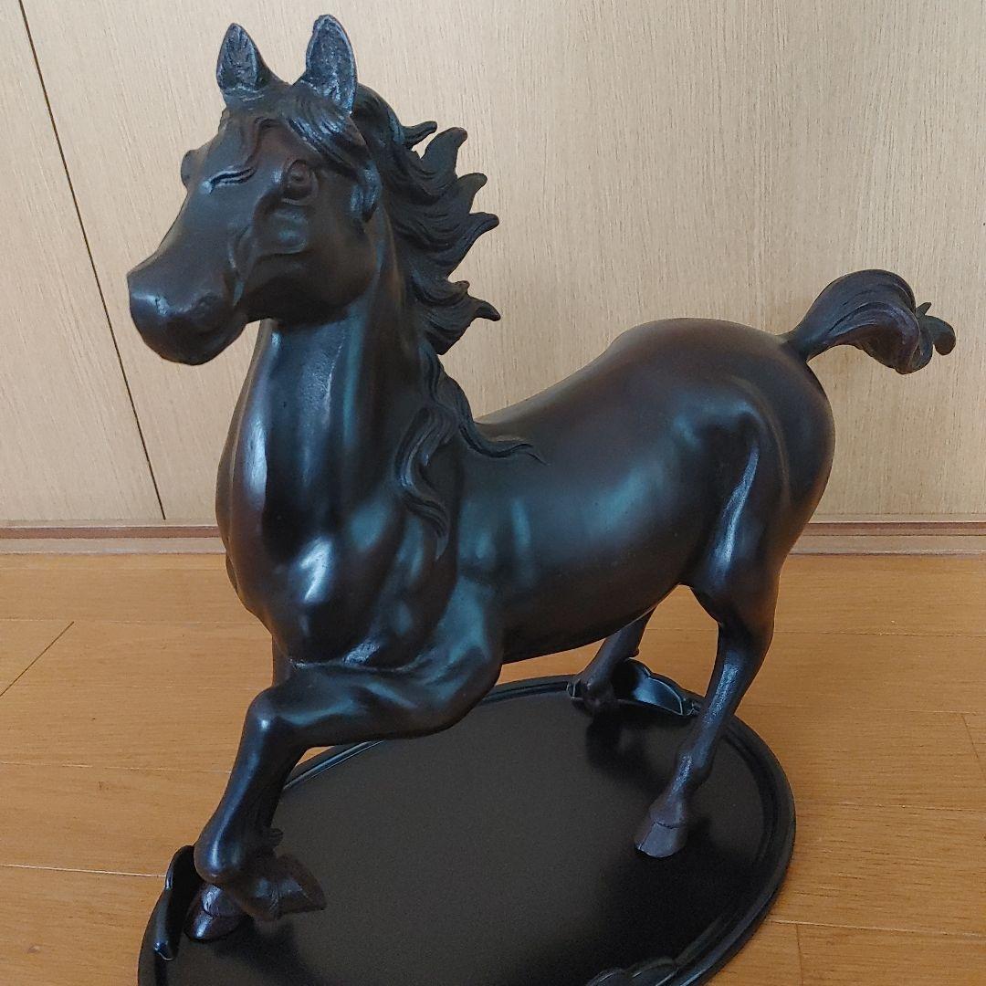 馬の金属製彫刻 走る姿勢
