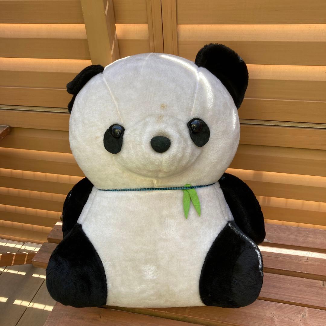 大きなパンダのぬいぐるみ