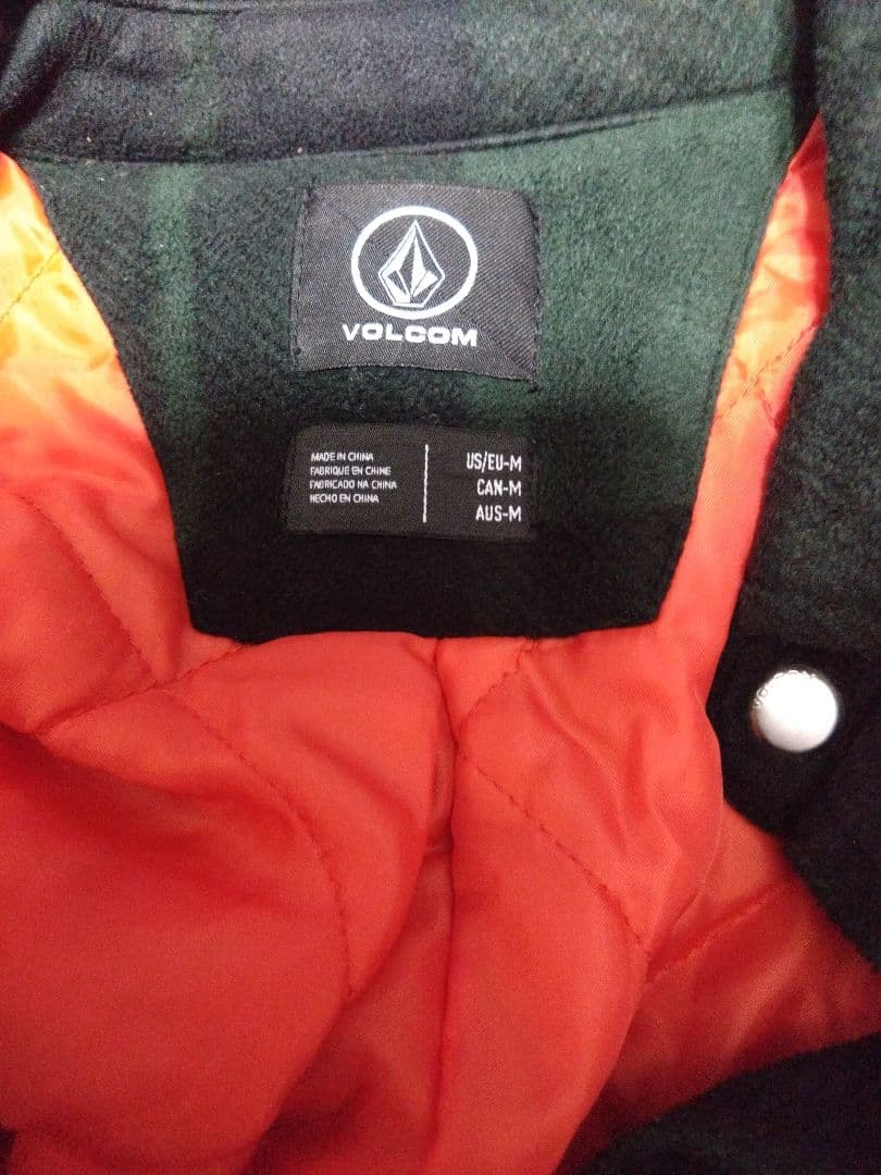 VOLCOM スノボードウェア　スーツの上着にも使えます。