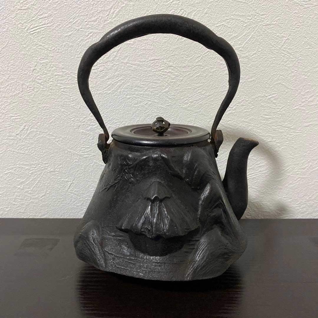 龍文堂造 葛谷高彫富士形 羽付鉄瓶 小振 煎茶道具