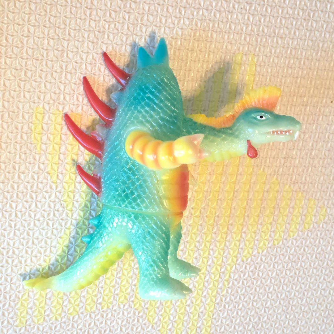 ウルトラマンシリーズ 怪獣　フェミゴン　ソフビフィギュア　ビンテージ　蓄光成型