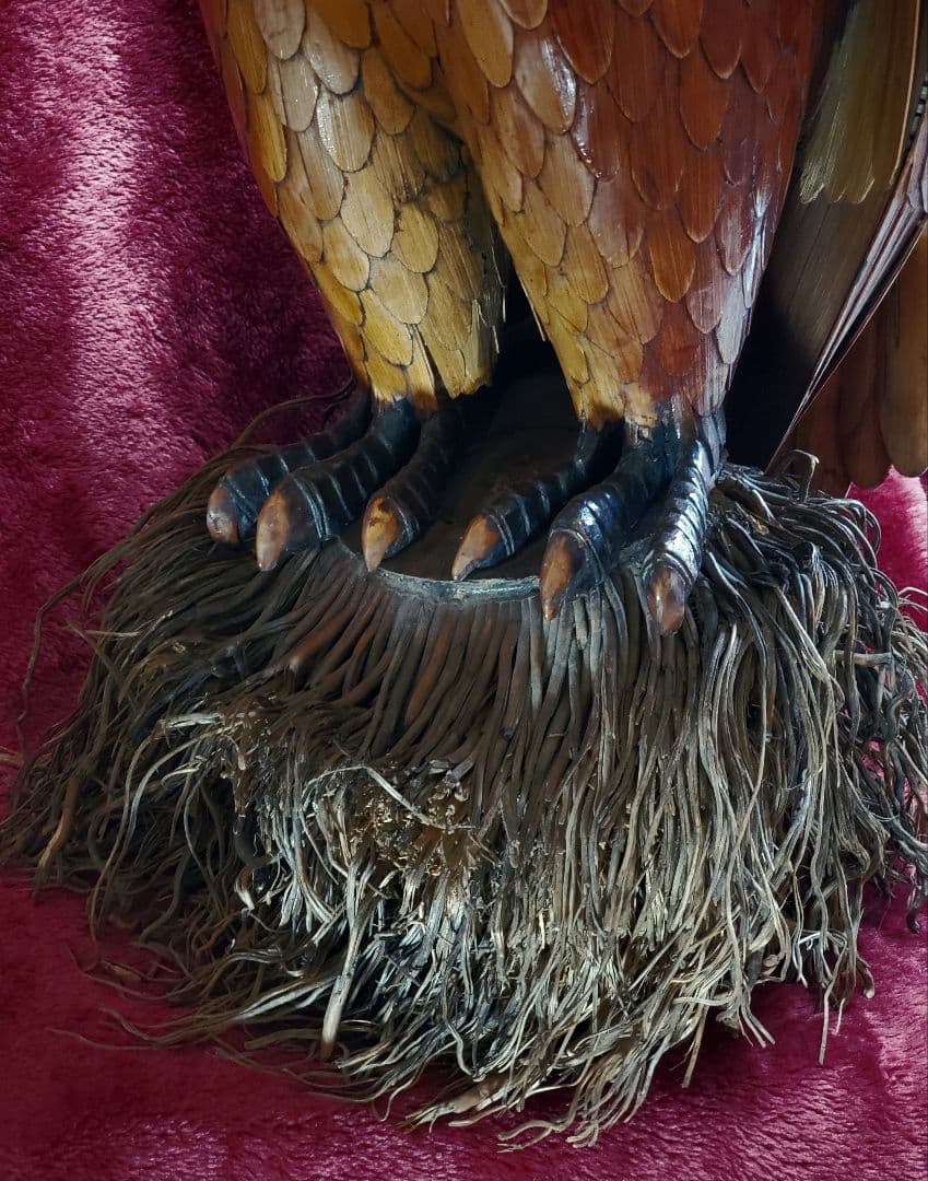 【超絶技巧】骨格や筋肉までも見事に再現『竹根に佇む竹製のオジロワシ』高さ50cm