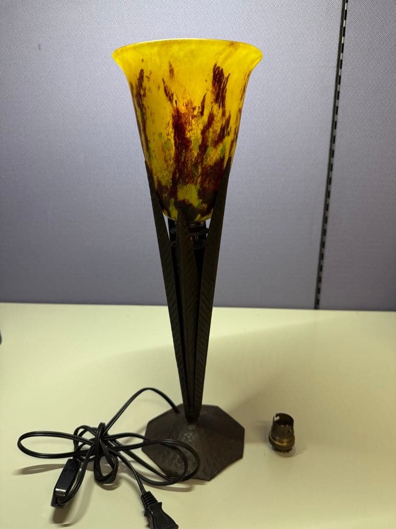 Dome Nancyチューリップタイプのガラスシェード電気スタンド