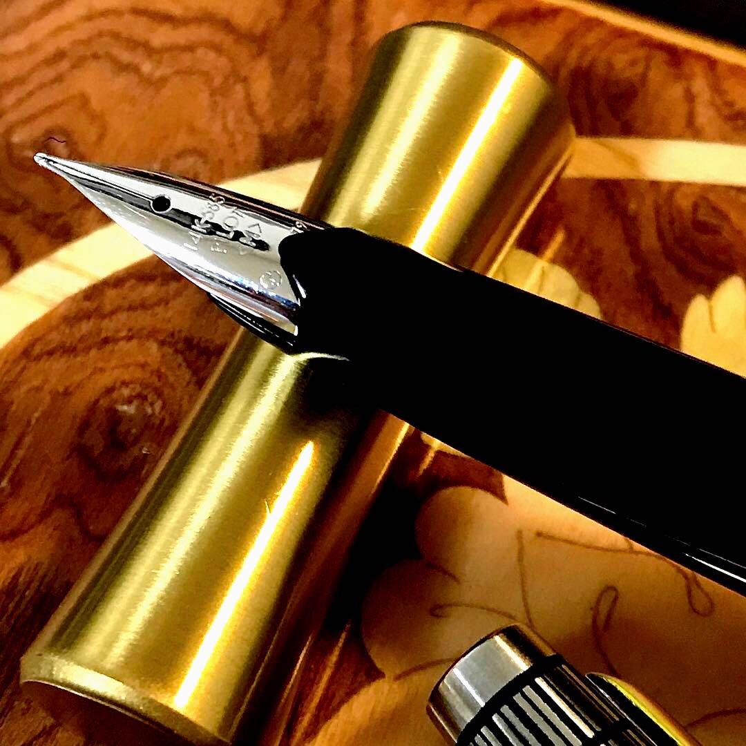 ☆超お勧め☆美しいパイロットエリート万年筆格子柄（M)☆希少品