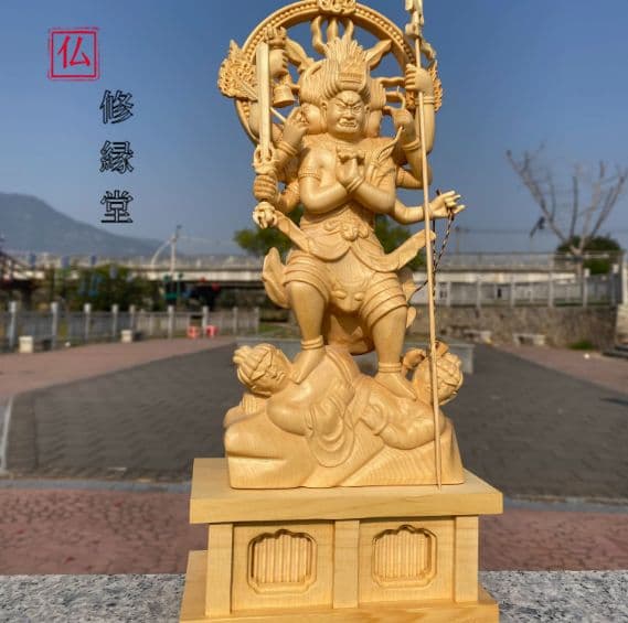 【修縁堂】一刀彫り 繊細彫刻 不動明王 仏像立像 美術工芸品