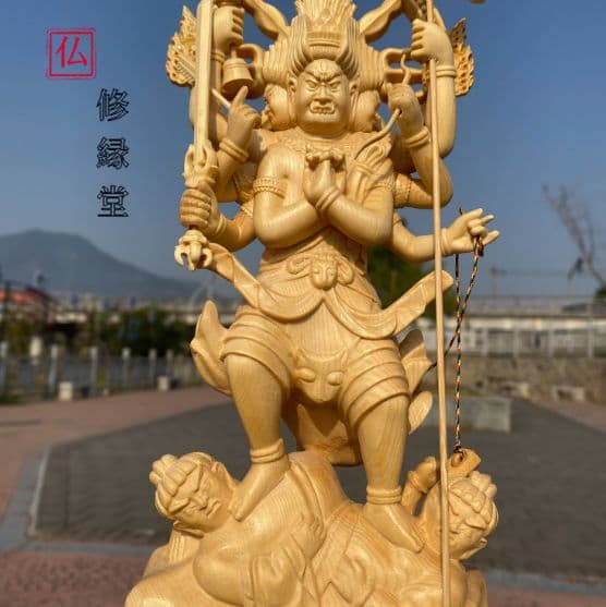 【修縁堂】一刀彫り 繊細彫刻 不動明王 仏像立像 美術工芸品