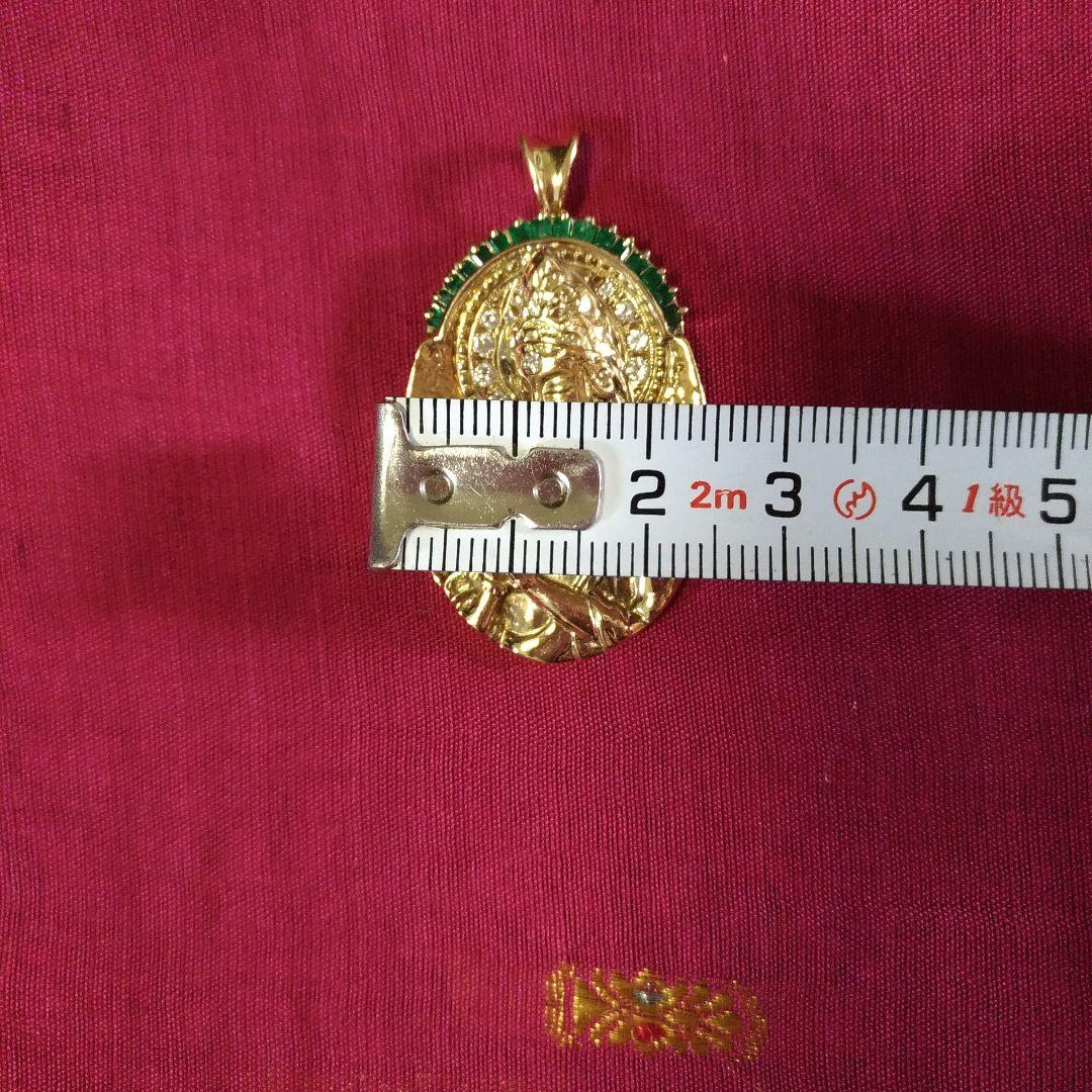 K18ペンダントトップ。菩薩像。仏様。ダイヤモンド。エメラルド。13.5g。中古