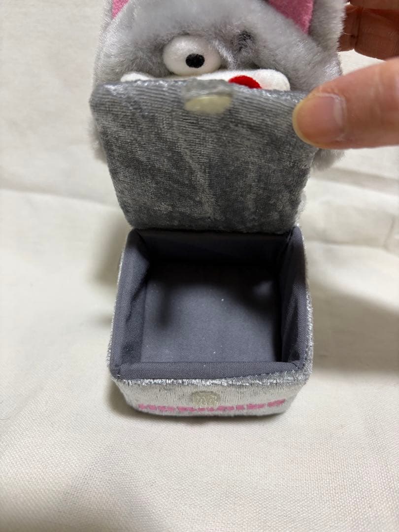 公*o様 【希少】北海道限定 ハローキティ 銀ギツネ ぬいぐるみ 収納ボックス付