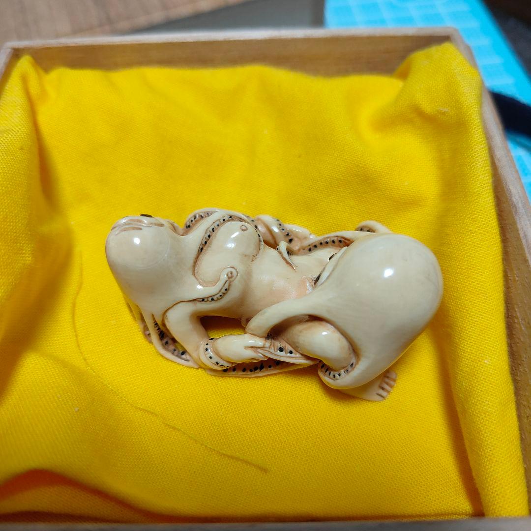 【細密彫刻】二体絡み 根付 置物 骨材質風 箱付 旧家整理品