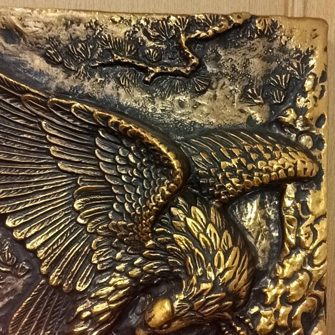 鷹のレリーフ