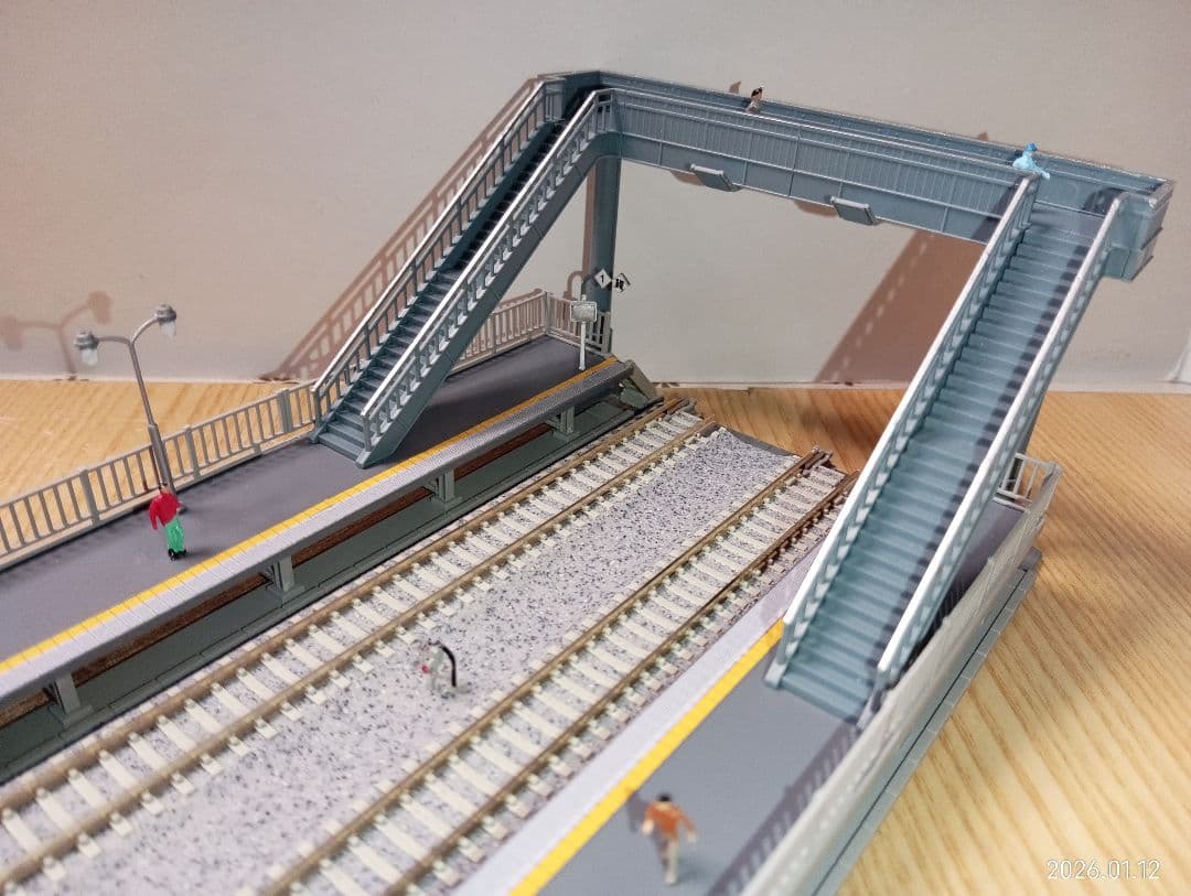 Nゲージ 対向式ホームセット（レール付き）ジオラマ