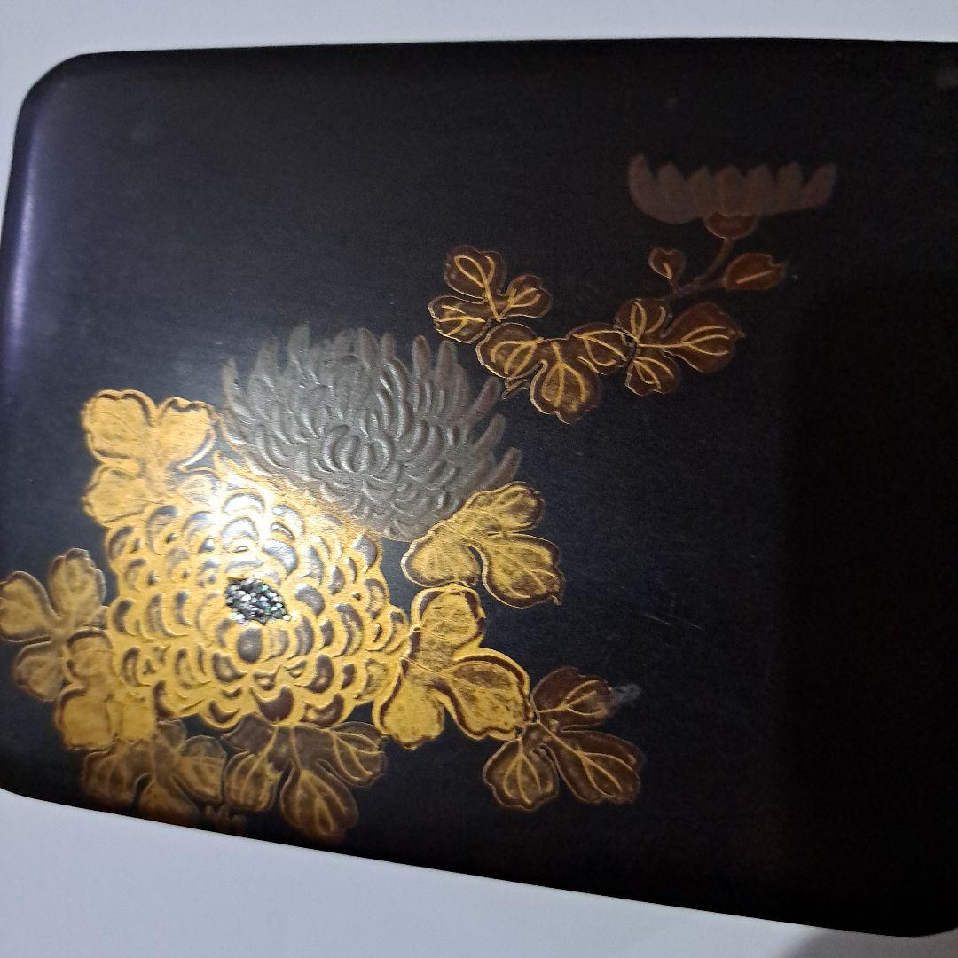 茶道具　食籠　螺鈿金彩蒔絵　蓋物　箱型 木地　黒地金彩螺鈿蒔絵 沈金菊図