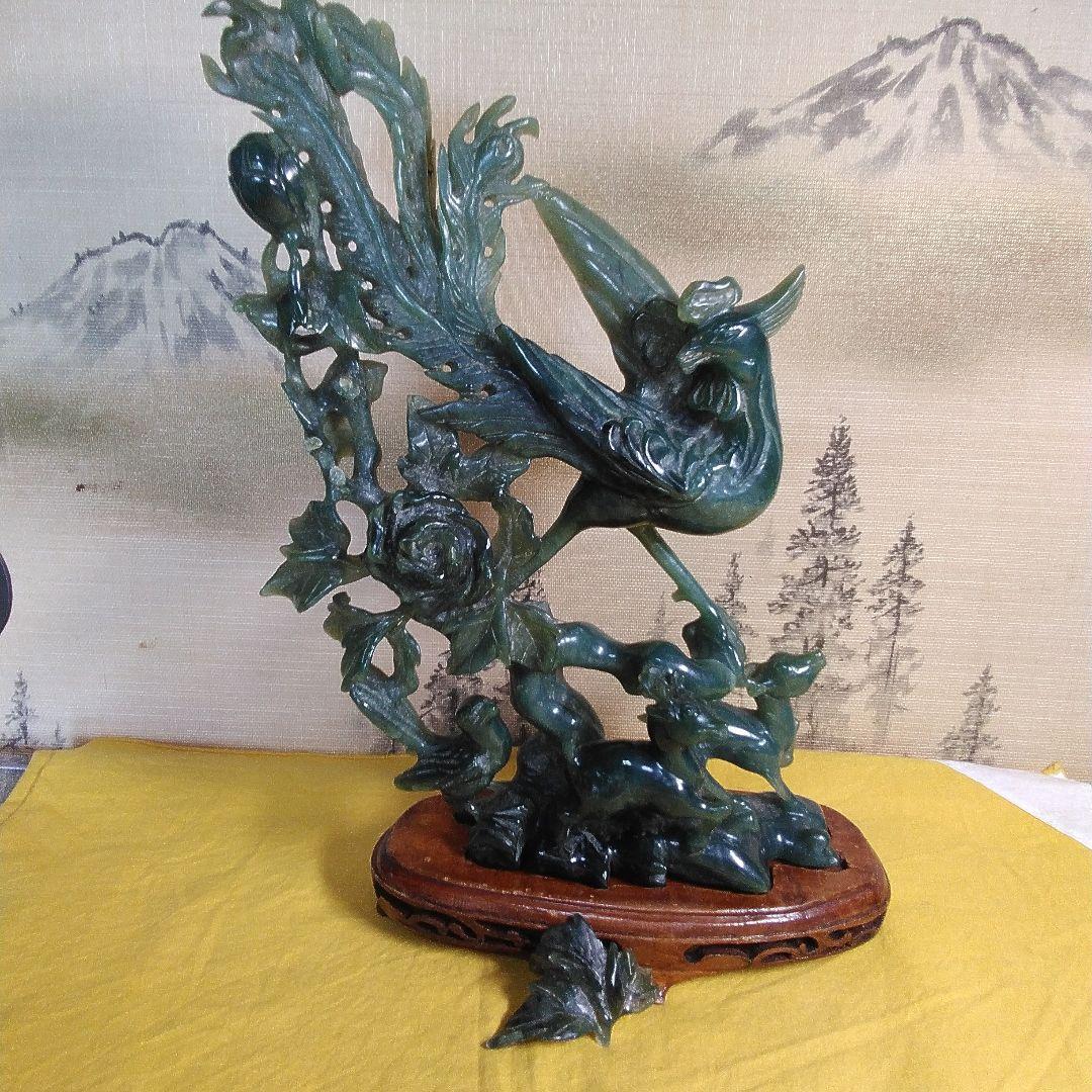 翡翠 鳥と花の彫刻 木製台座付き。