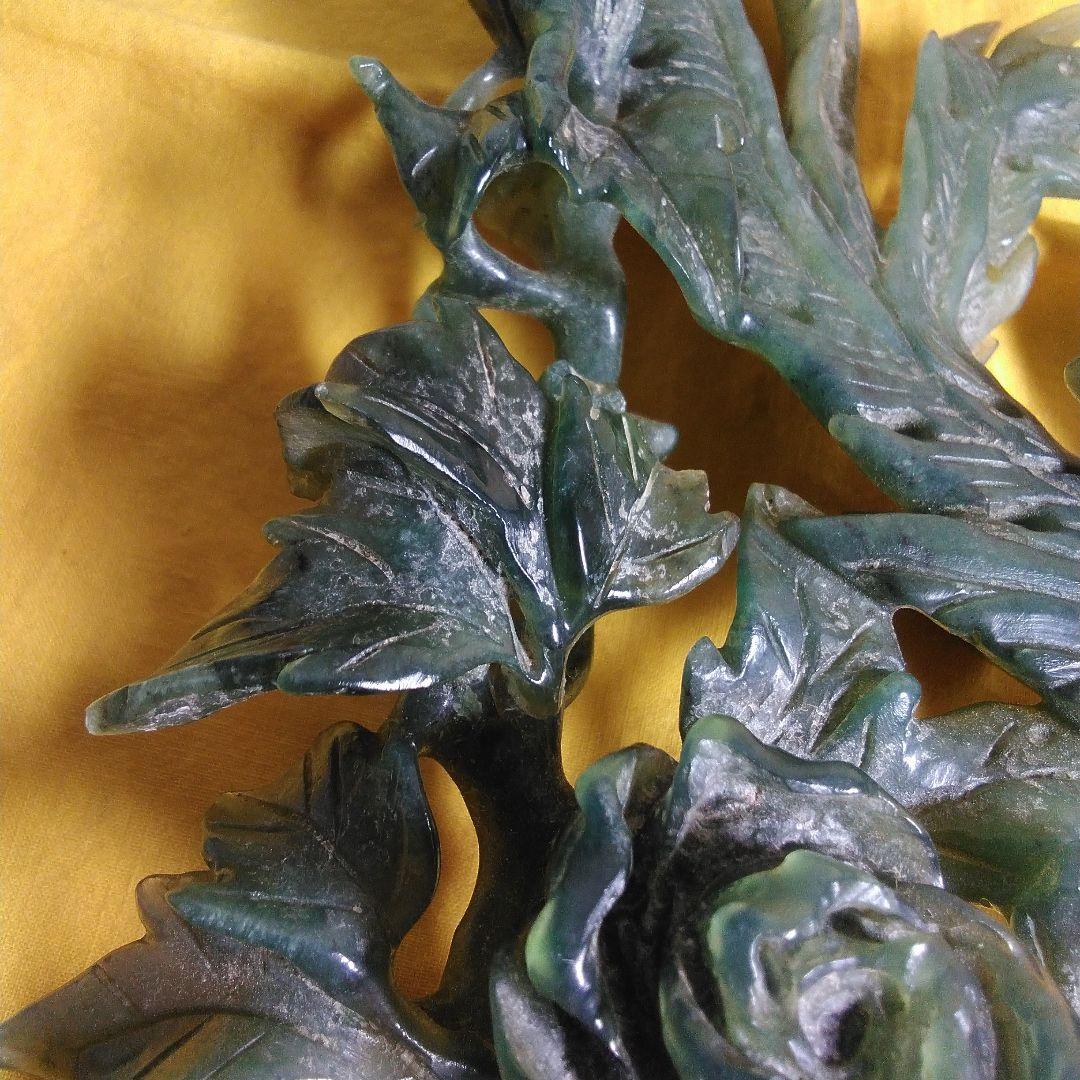 翡翠 鳥と花の彫刻 木製台座付き。