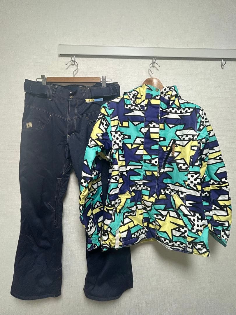 スノーボードウェア（女性用）多色デザイン