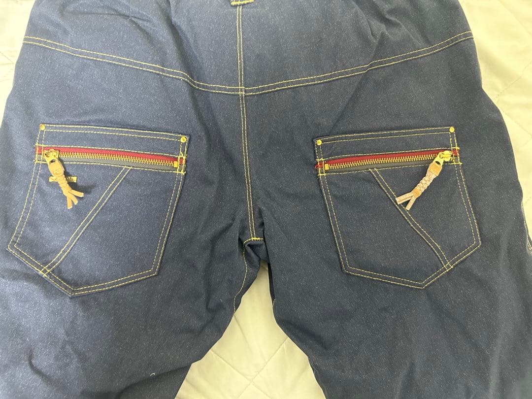 スノーボードウェア（女性用）多色デザイン