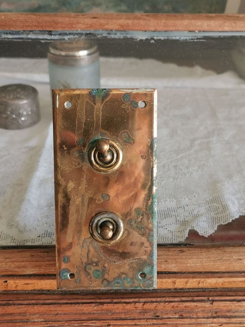 英国製アンティーク 電気トグルスイッチ 真鍮プレート ジャンク オブジェ 鑑賞用