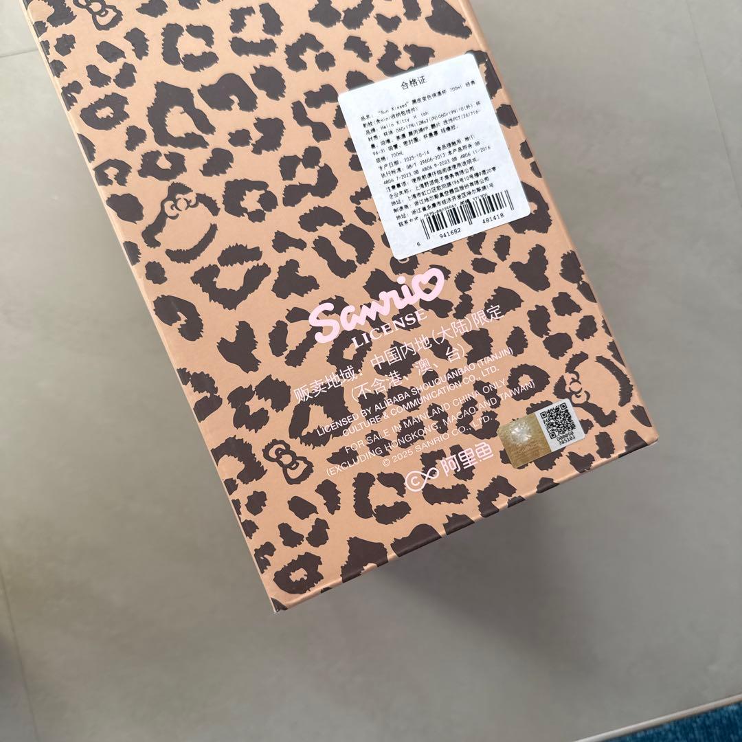 【 Hellokitty×tbh】 チャーム付 ヒョウ柄 保温ボトル　中国限定