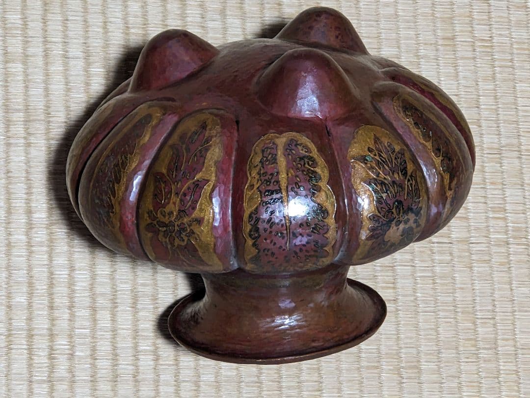 ♦銅器鎚起目 阿古陀形 草花文様 三足 壺 花器 花活け 置物 ペルシャ 骨董品