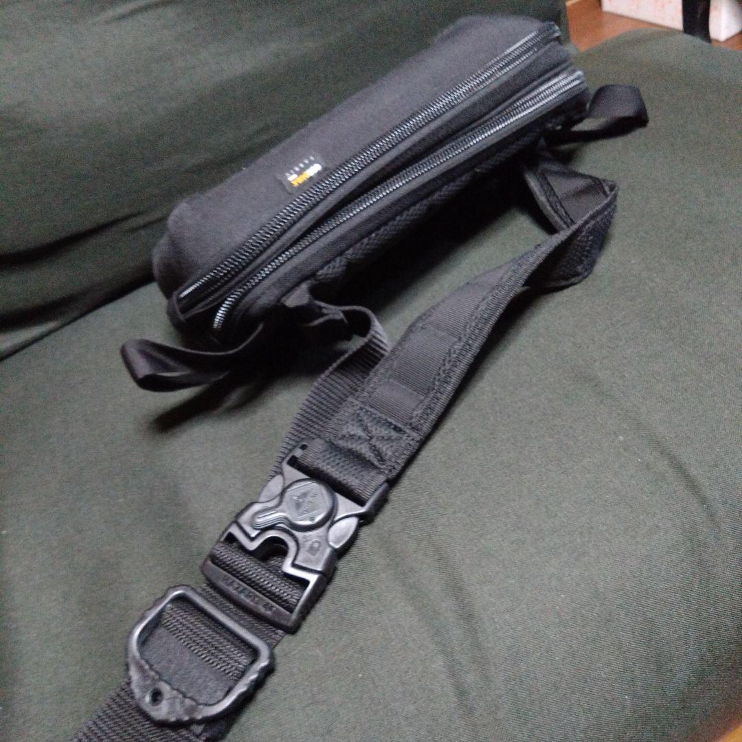 ハザード4 ブラック スリングバッグ