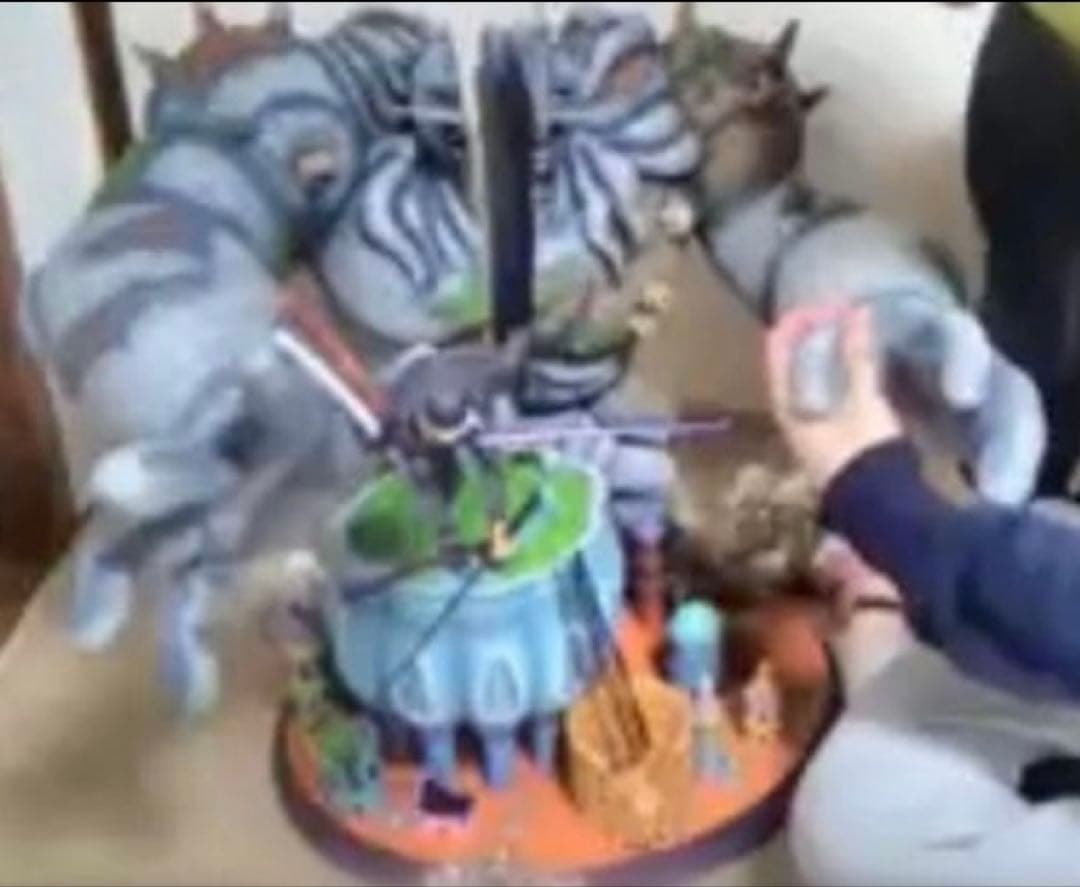 希少　超巨大　ワンピース　海外フィギュア　ゾロ　vs ピーカ