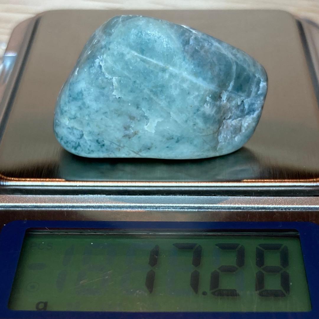 糸魚川翡翠　入りコン沢　青翡翠　海石　加工・バレル研磨なし　原石　17.2ｇ